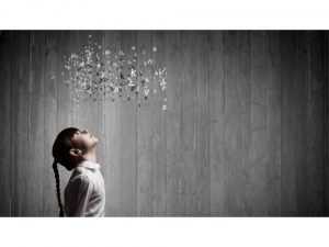 Photo d'une étudiante avec plein de lettres au-dessus de sa tête.